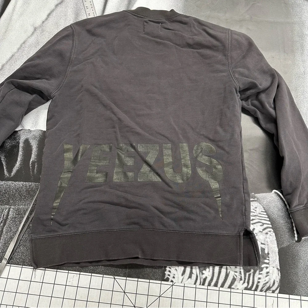 Yeezys black on black sz small tour crewneck sweatshirt  A16